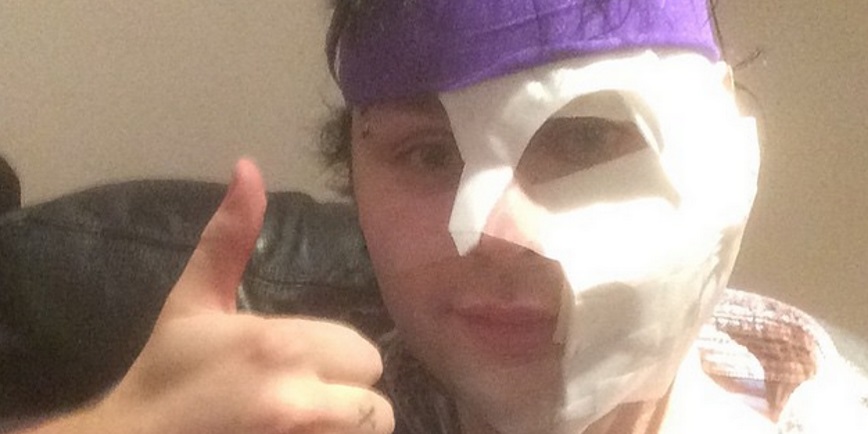 5SOS Guitarist's Hair Catches On Fire During Concert