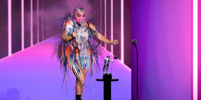 These Bizarre Pics from the Dystopian MTV VMAs Are Proof 2020 Is Super Weird