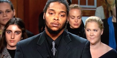 See Amy Schumer As a Very Engrossed Extra on “Judge Judy”