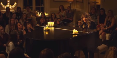 You Can’t Stream “Reputation”, But You Can Watch Taylor Swift Play a New Song for Some Randoms