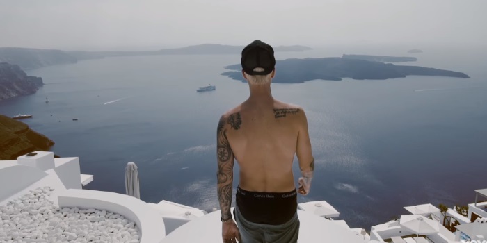 Lend A Hand? A Massive Pop Star – Probably Biebs – Needs Somewhere To Crash In WA & QLD