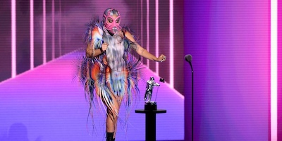 These Bizarre Pics from the Dystopian MTV VMAs Are Proof 2020 Is Super Weird