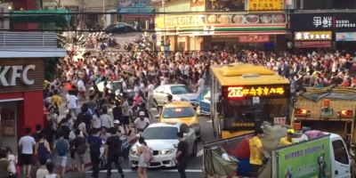 Watch "Pokémon Go" Players Stampede In Pursuit Of A Snorlax