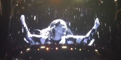 Watch Adele Freak Out Over an Official Aussie Greeting From a Mosquito Swarm