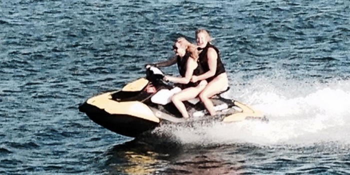 Jet-Ski Queens Jennifer Lawrence And Amy Schumer Are Writing A Screenplay Together