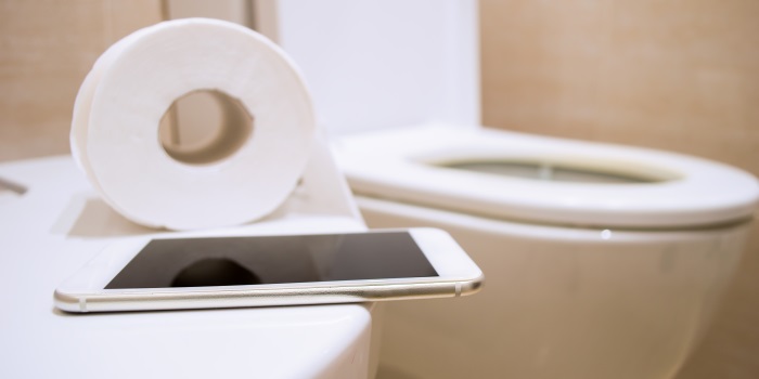 Watch the Throne: Report Says Men Are More Likely Than Women to Use Their Phones on the Toilet