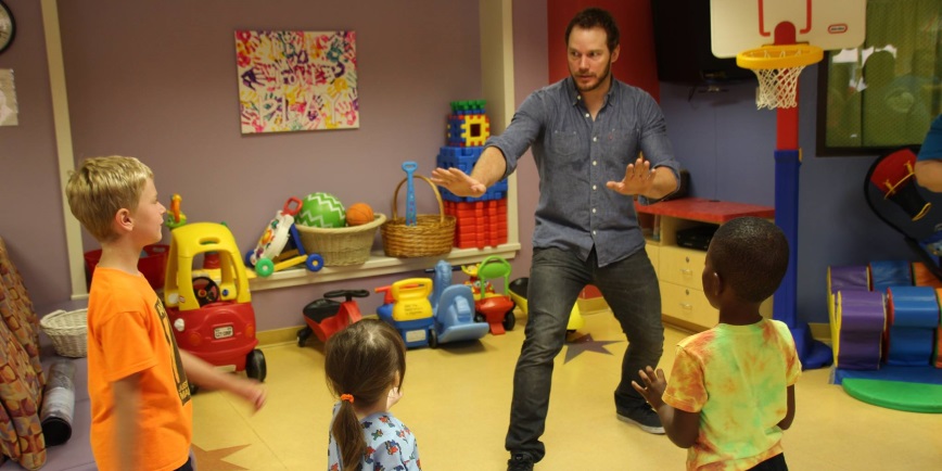 Chris Pratt Played "Jurassic World" With The Kids At A Children's Hospital